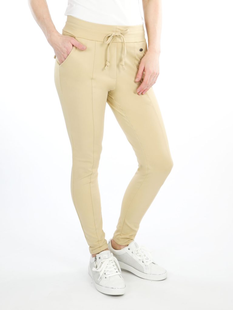 Zandkleurige Travelstof Broek Van Angelle Milan 1501 Fashion To Fashion