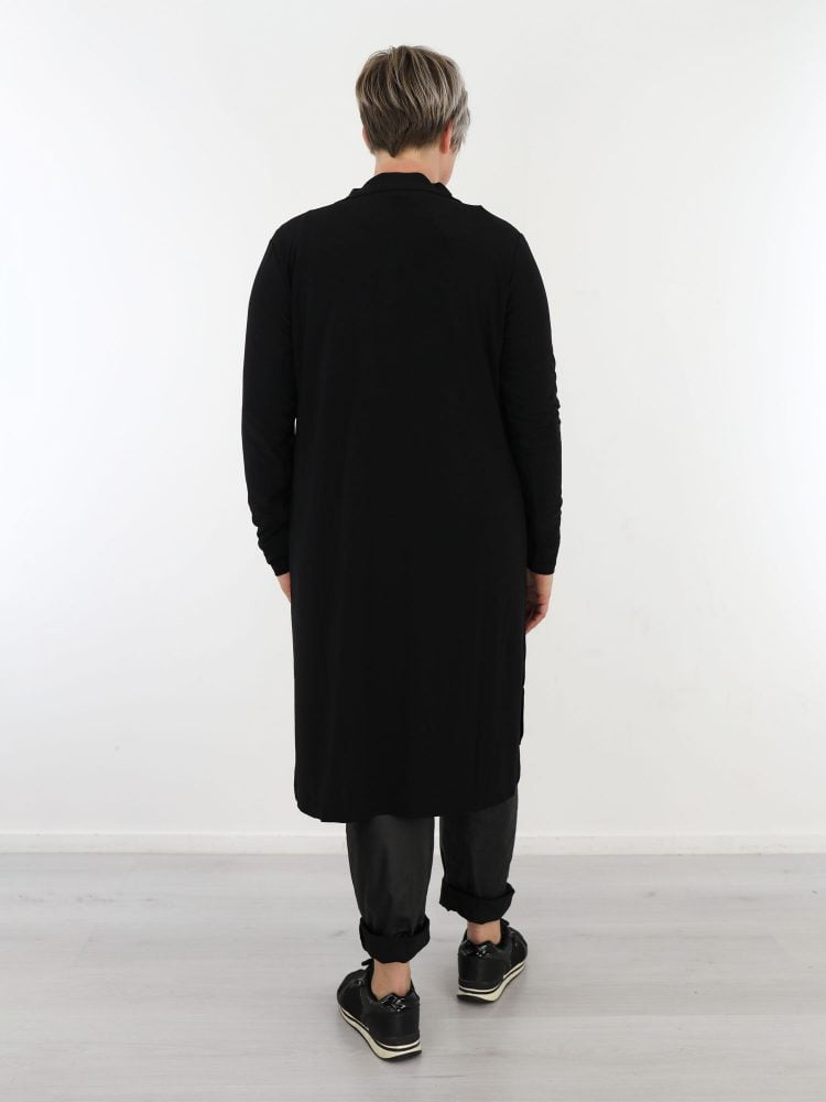 angelle-milan-blouse-jurk-lang-model-van-travelstof-in-basic-zwart-gekleurd