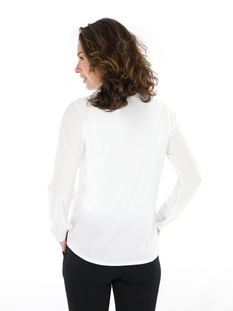 off-white-gekleurde-travel-blouse-van-angelle-milan-basics