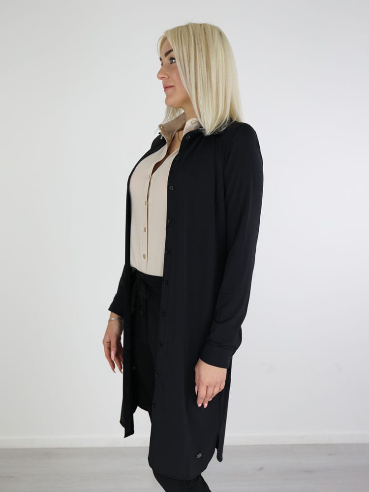 zegevierend Gewoon Justitie Exclusieve zwarte travelstof lange blouse van Angelle Milan