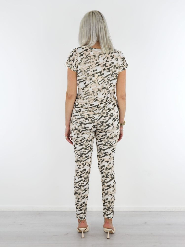 comfy-broek-in-een-beige-bruine-camouflage-print-van-vera-jo