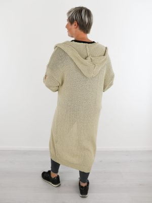Vest-met-capuchon-en-een-opengehaakte-mouw-in-een-zand-kleur