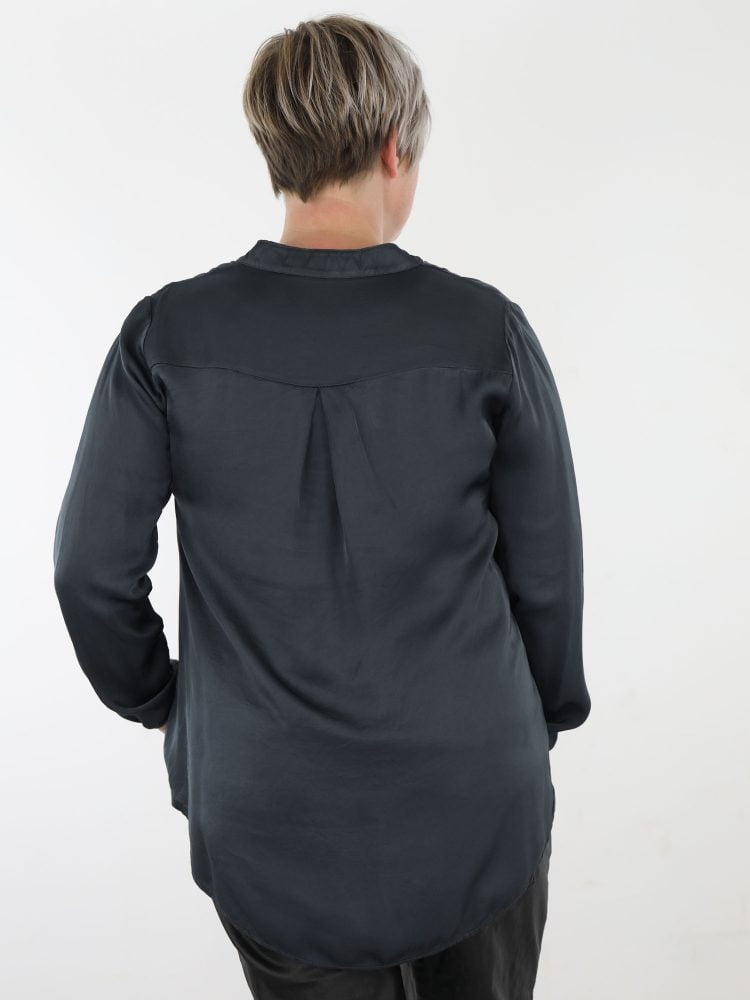 geknoopt-basic-top-blouse-met-subtiel-v-halsje-en-borstzak