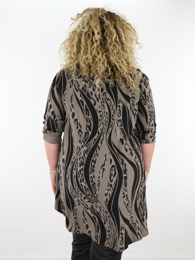 lange-blouse-in-een-taupe-kleur-met-een-dieren-print-in-zwart-plus-size