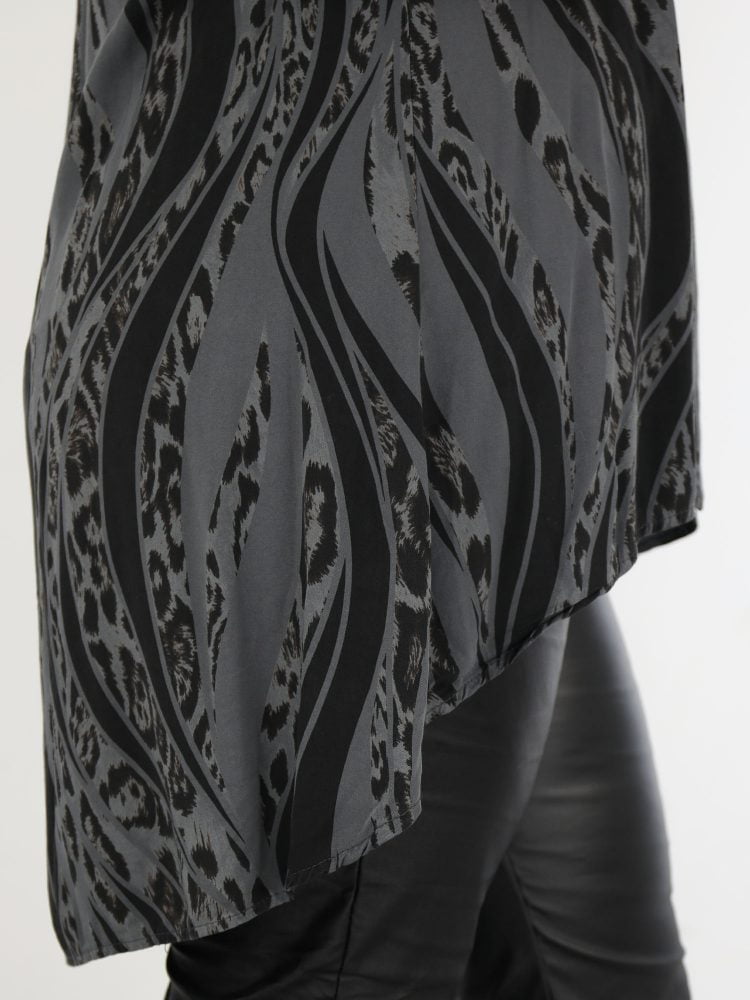 plus-size-antraciet-gekleurde-lange-blouse-met-zwarte-dierenprint