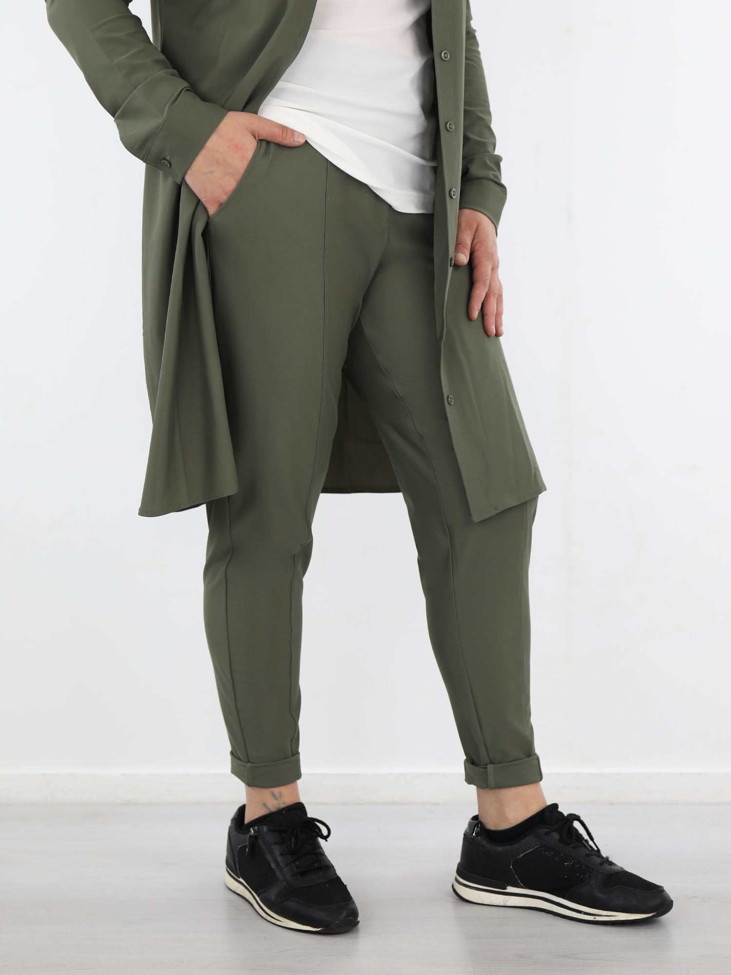 exclusive-broek-van-travelstof-in-een-army-groene-kleur