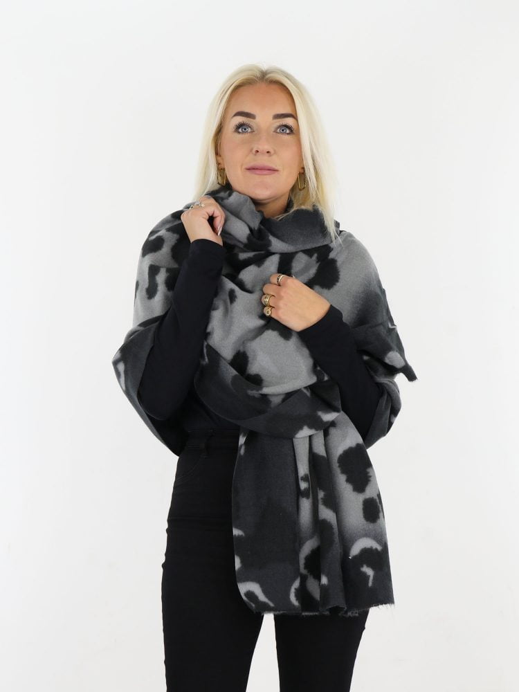 grijs-zwarte-sjaal-met-leopardprint