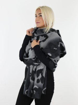 grove-luipaard-sjaal-in-grijs-en-zwarte-kleur