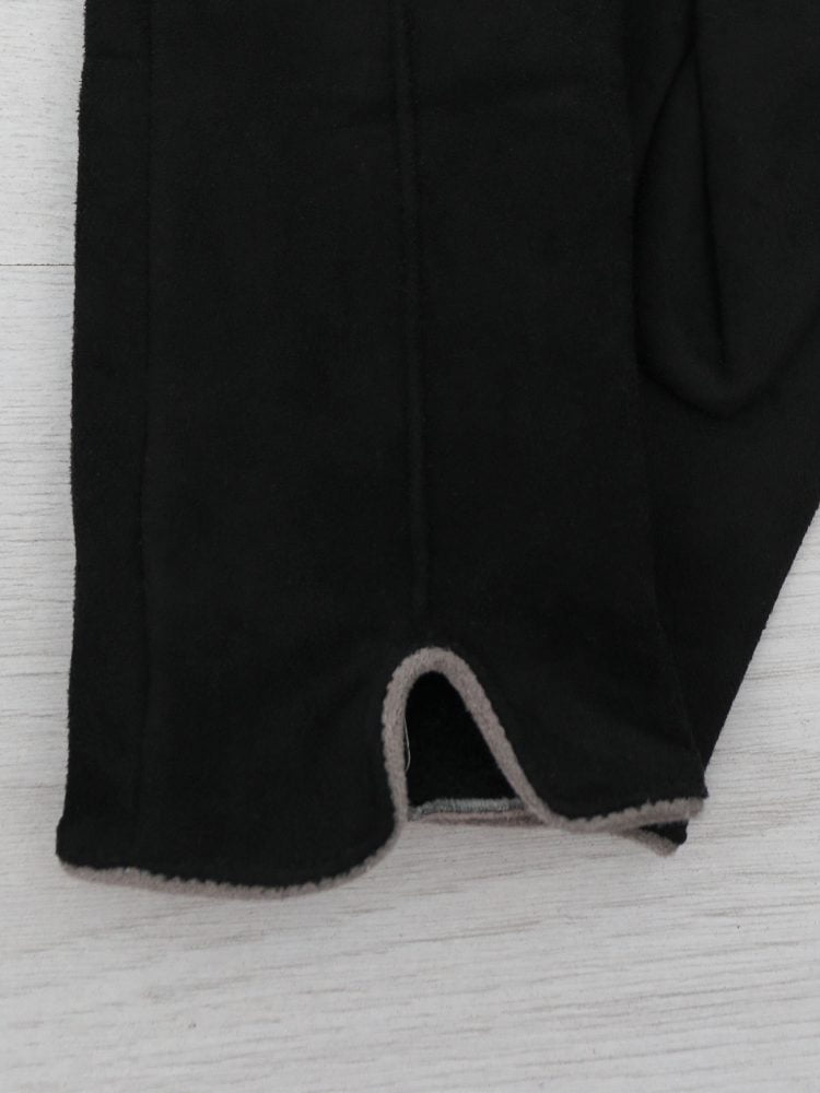 handschoenen-in-een-basic-zwarte-kleur-met-taupe-tussen-vingers