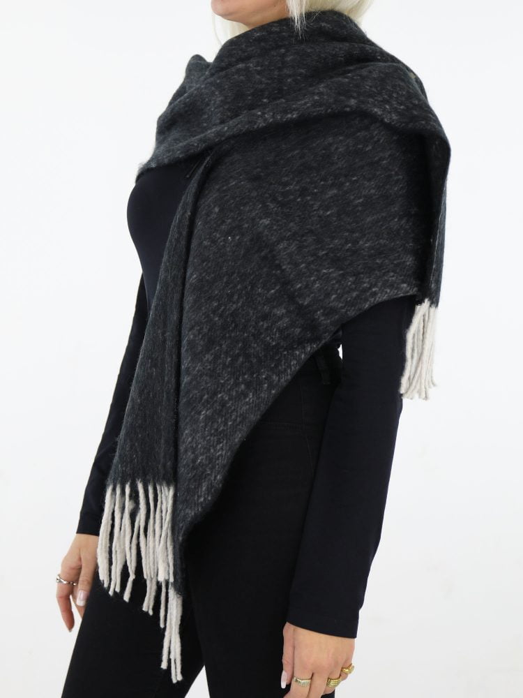 sjaal-in-een-zwarte-kleur-met-franjes-in-off-white