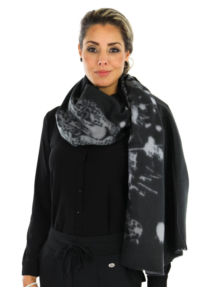zwart-grijze-sjaal-met-cheetahprint