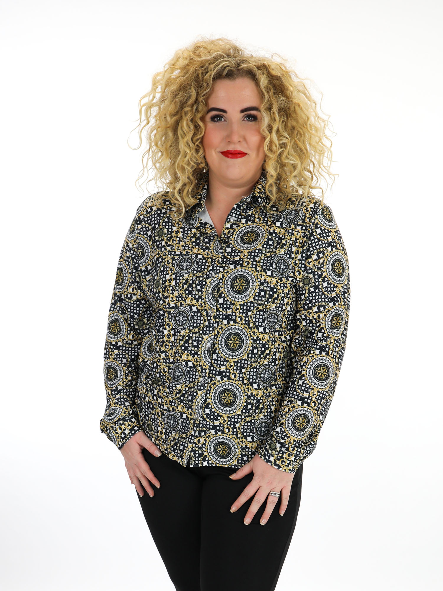 boycot Centrum jukbeen Zwarte travelstof blouse met ketting print van Thombiq (grote maten)