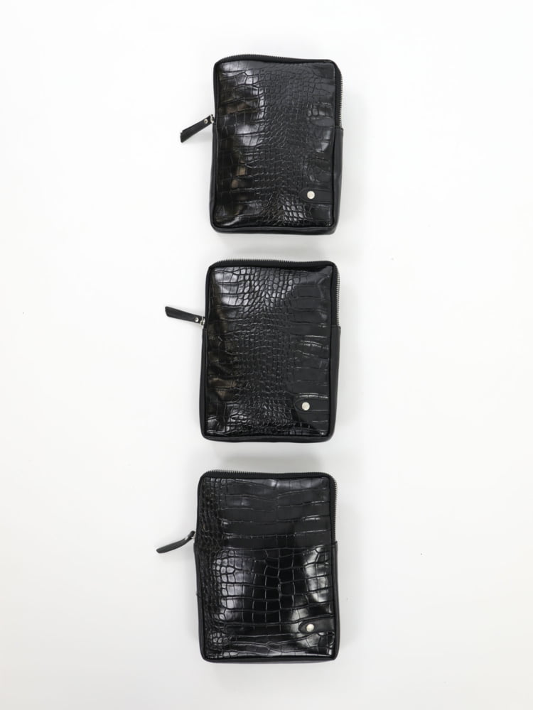 zwart-gekleurde-schoudertas-van-vegan-leer-met-slang-print