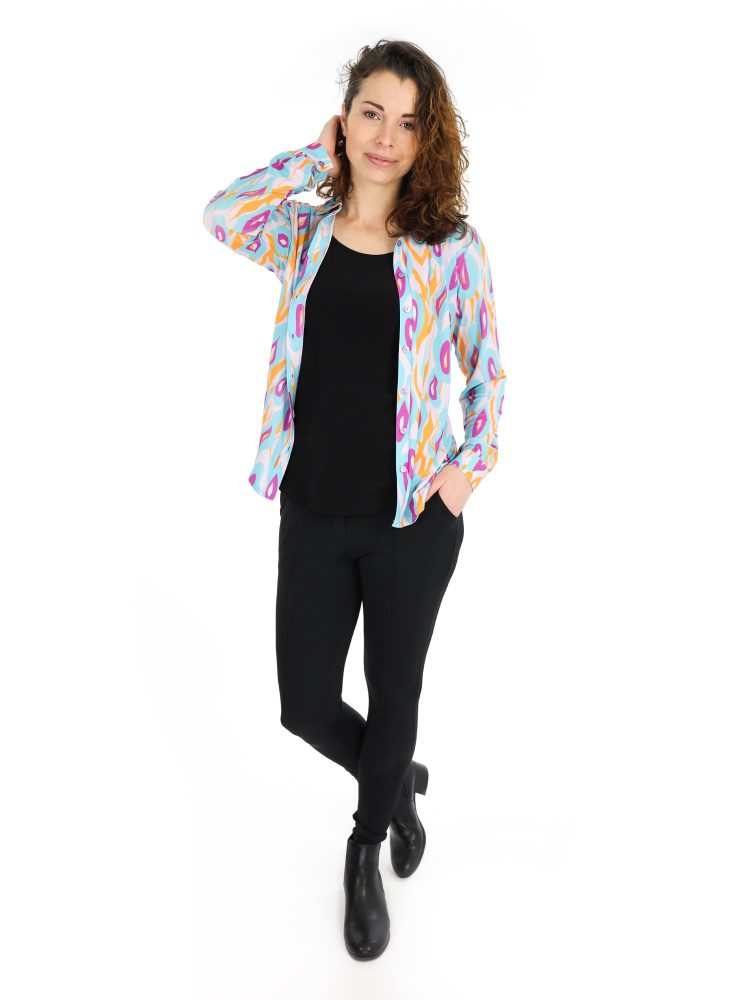 abstracte-blouse-van-travelstof-met-multicolor-print-angelle-milan