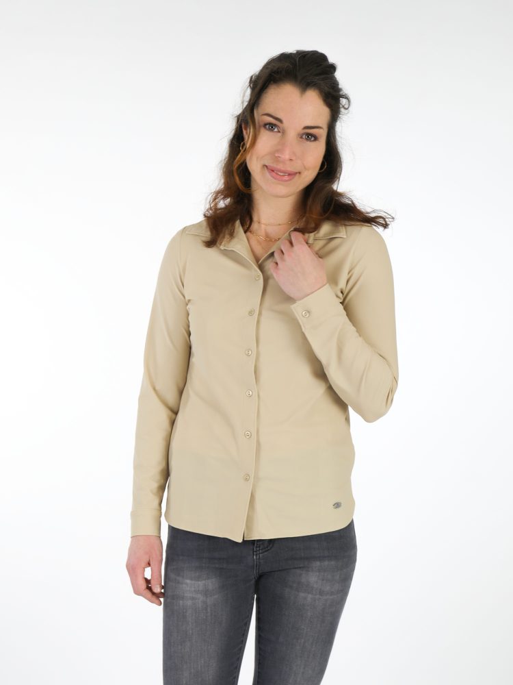 exclusive-blouse-van-travelstof-in-een-basic-beige-kleur-van-angelle-milan