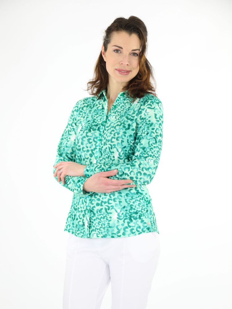 luipaard-blouse-van-travelstof-in-groen-van-angelle-milan