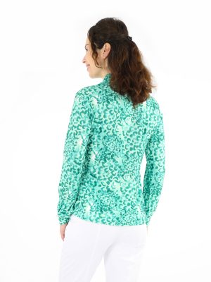 travel-blouse-in-een-frisse-groene-kleur-met-luipaard-print-van-angelle-milan