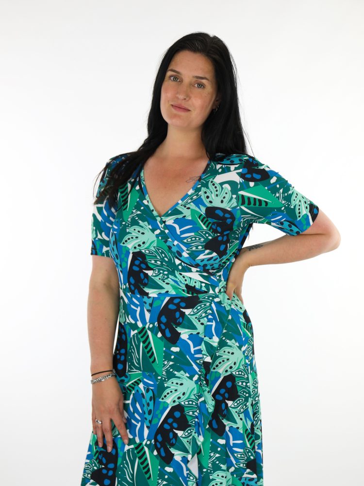 bladprint-overslag-travel-jurk-in-groen-en-blauw-van-angelle-milan