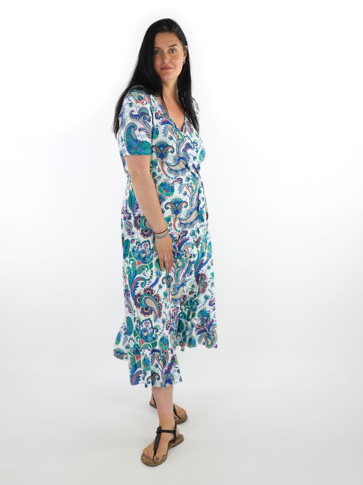 paisley-travel-jurk-van-angelle-milan-in-wit-met-multicolor-print