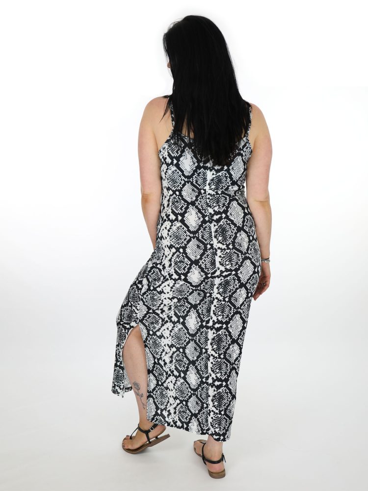 travel-jurk-van-angelle-milan-met-wit-zwarte-slangenprint