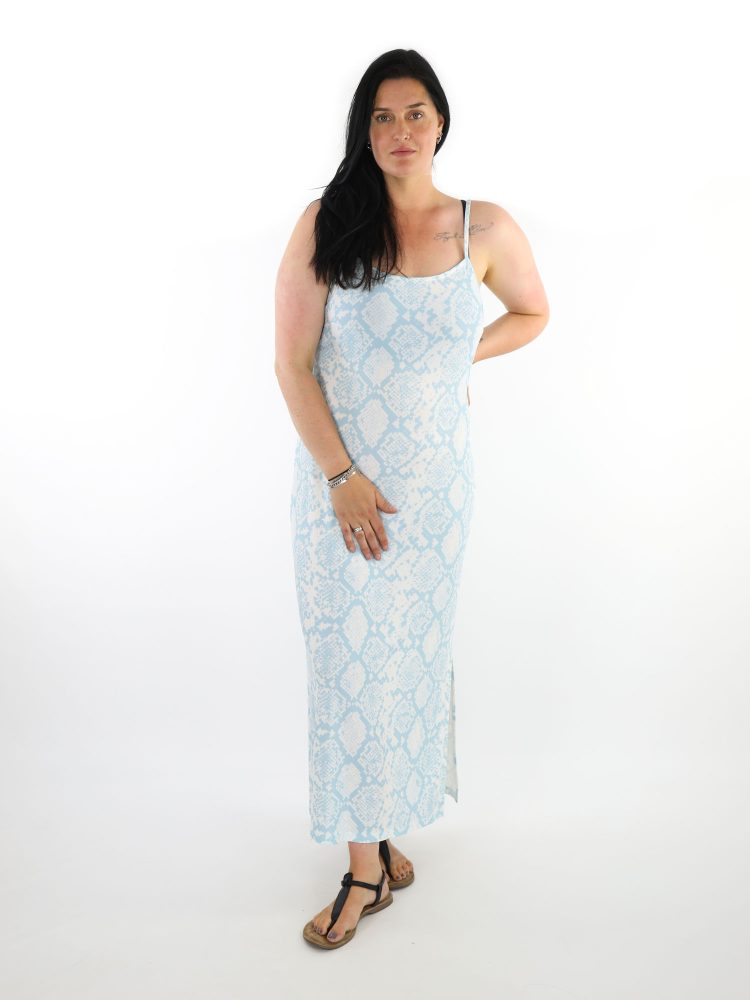 wit-lichtblauwe-travelstof-jurk-met-slangenprint-van-angelle-milan