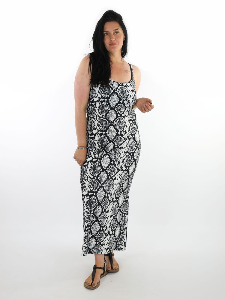 wit-zwarte-travelstof-jurk-met-slangenprint-van-Angelle-Milan
