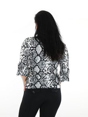 zwart-witte-travelstof-blouse-van-angelle-milan-met-slang-printje