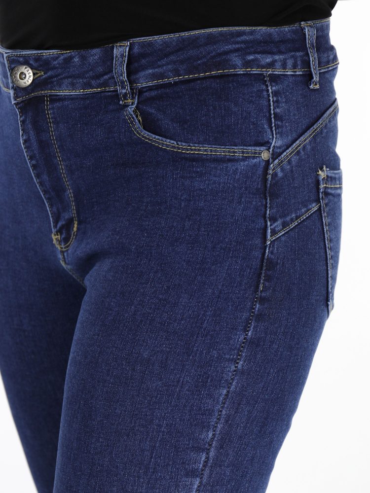 donker-blauwe-jeans-met-gerafelde-pijpen