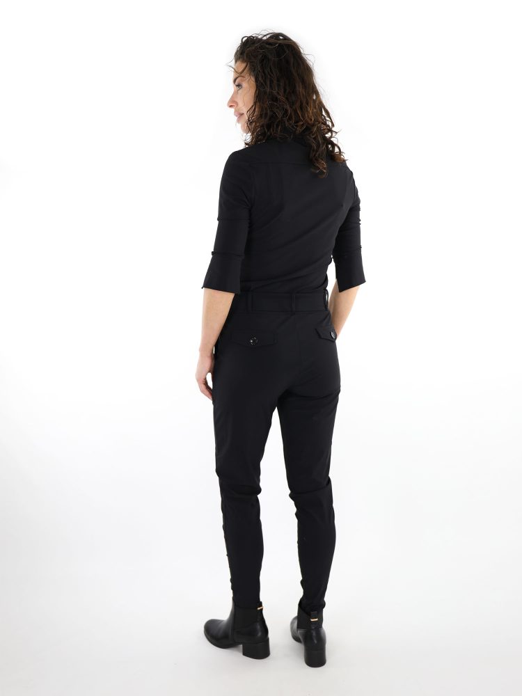 travelstof-jumpsuit-van-mi-piace-in-zwart-uitgewerkt