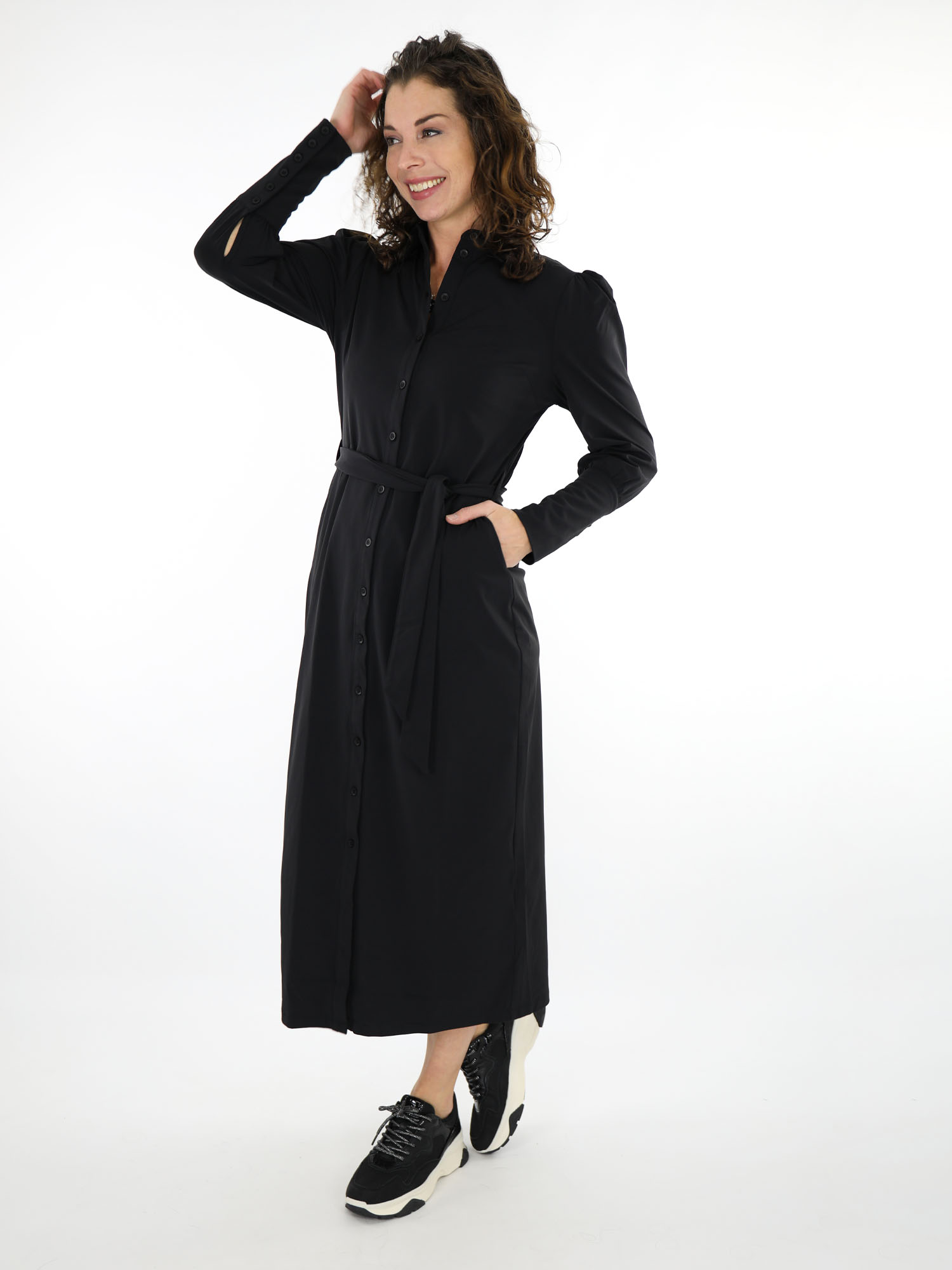 Categorie Dubbelzinnigheid borduurwerk Zwarte travelstof lange jurk met knopen van Mi Piace 204