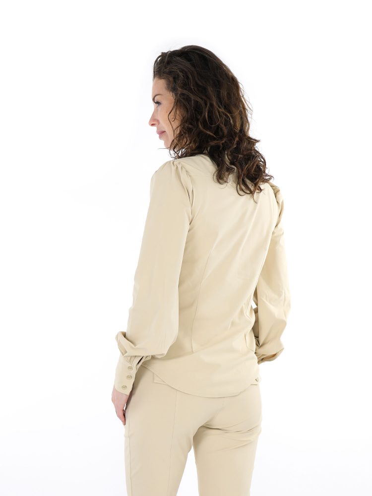 Beige-blouse-travelstof-met-pofmouw-van-Mi-Piace-037