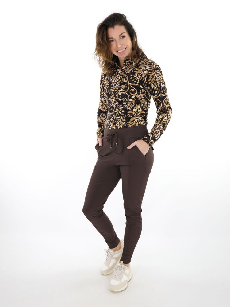 dark-brown-zwarte-travelstof-blouse-met-kaleidoscoop-print-van-mi-piace