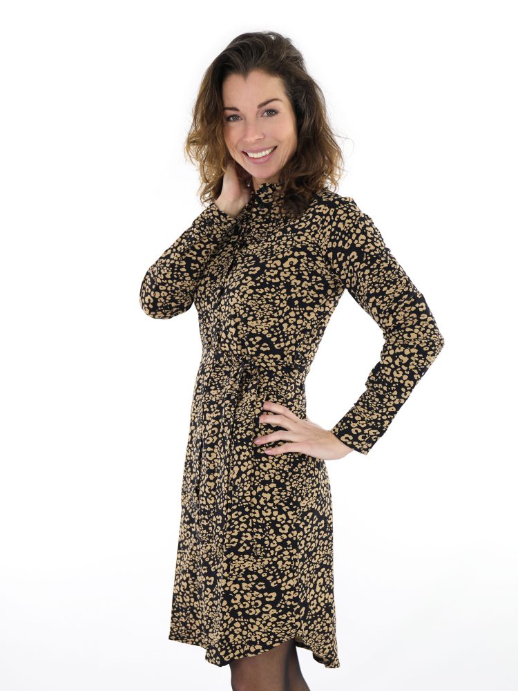 zwarte-travelstof-jurk-doorgeknoopt-met-leopard-print-van-mi-piace