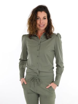 triple-nine-blouse-met-pofmouw-army-groene-atelier-travelstof