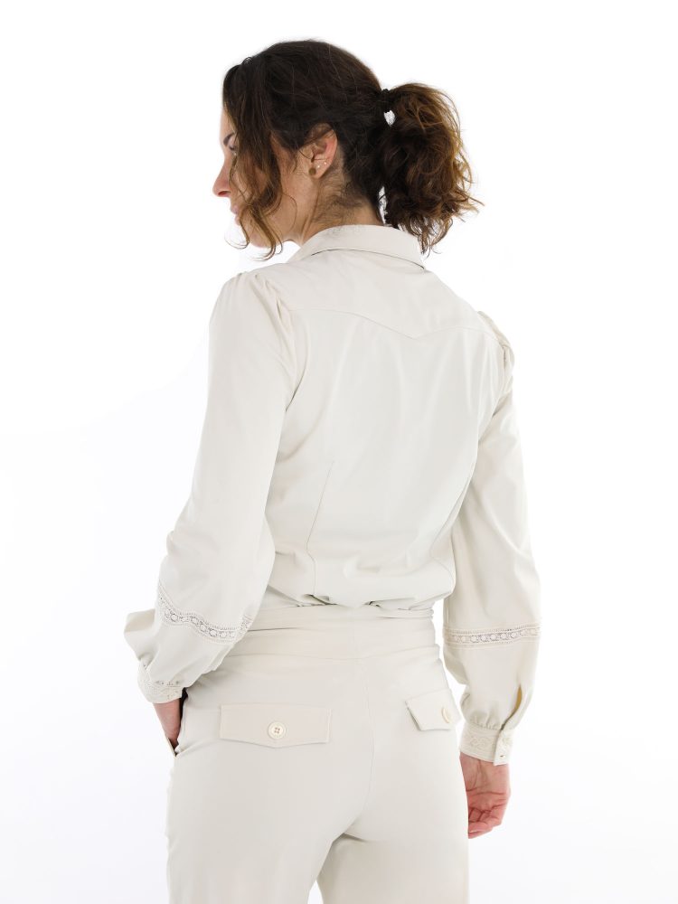 travelstof-kit-blouse-van-mi-piace-met-pofmouw-sierdetail