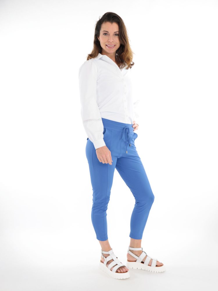 jeans-blauwe-enkelkorte-travel-broek-van-mi-piace-7-8