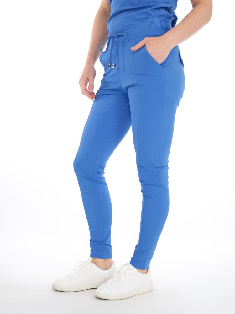 jeans-blauwe-travelbroek-van-mi-piace-met-merknaam-in-band
