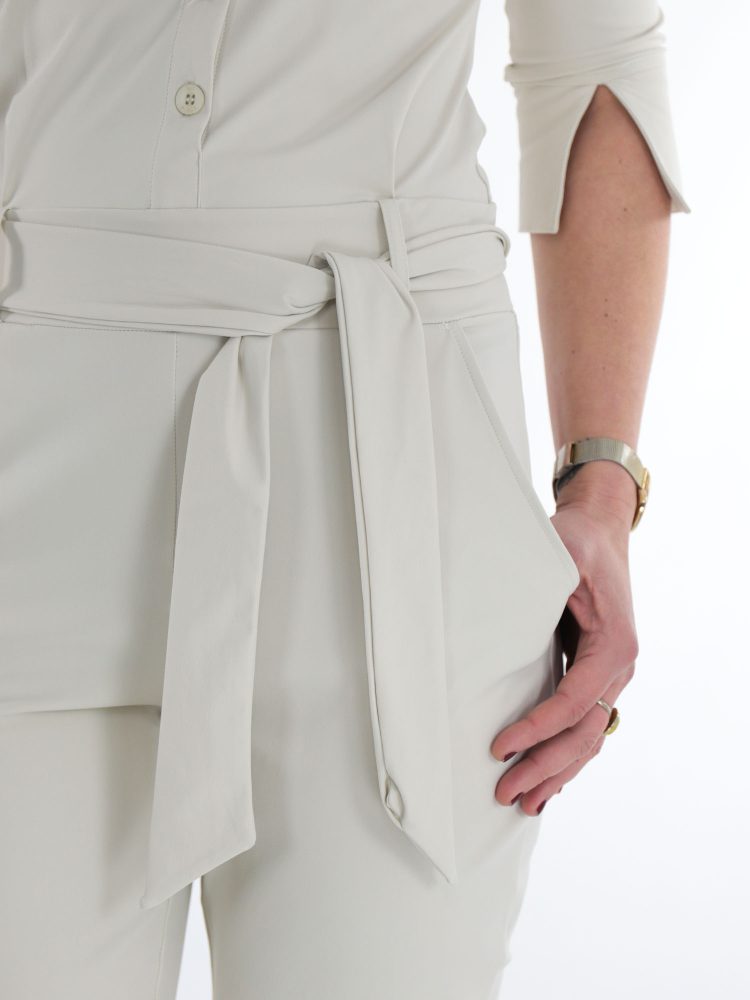 mi-piace-jumpsuit-van-travelstof-in-kit-kleur-met-driekwart-mouwtje-en-tailleband