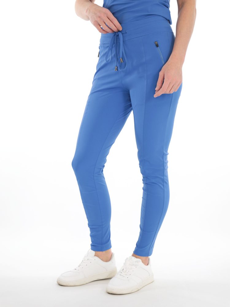 travelbroek-van-mi-piace-met-ritsen-in-egaal-jeans-blue-blauw