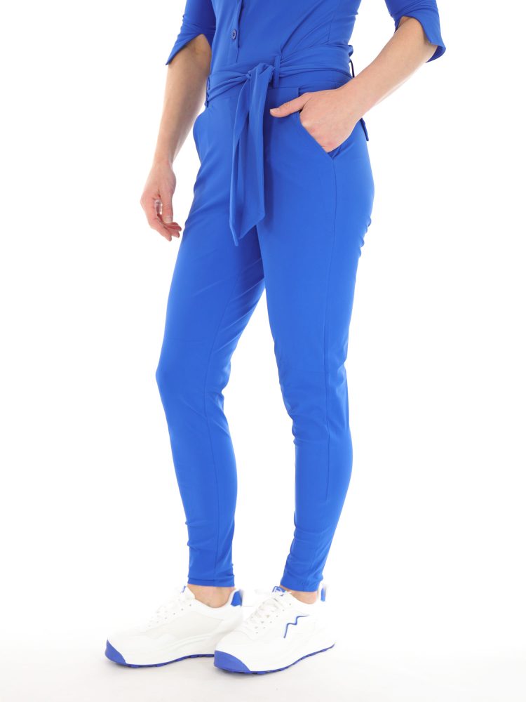 royaal-blauwe-travelstof-jumpsuit-van-mi-piace-met-taille-band