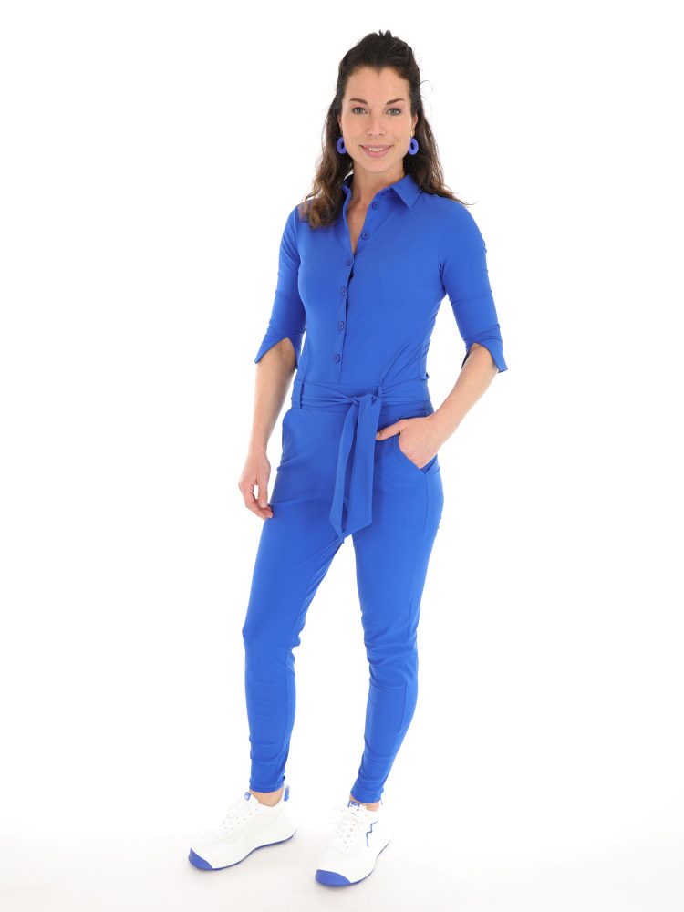 royal-blue-travelstof-jumpsuit-van-mi-piace-met-tailleband