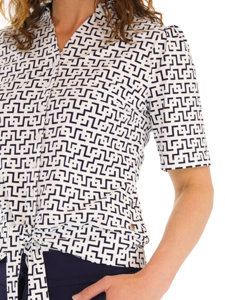 fiorenza travel blouse met korte mouw en knoop in dark blue pure white print van daelin