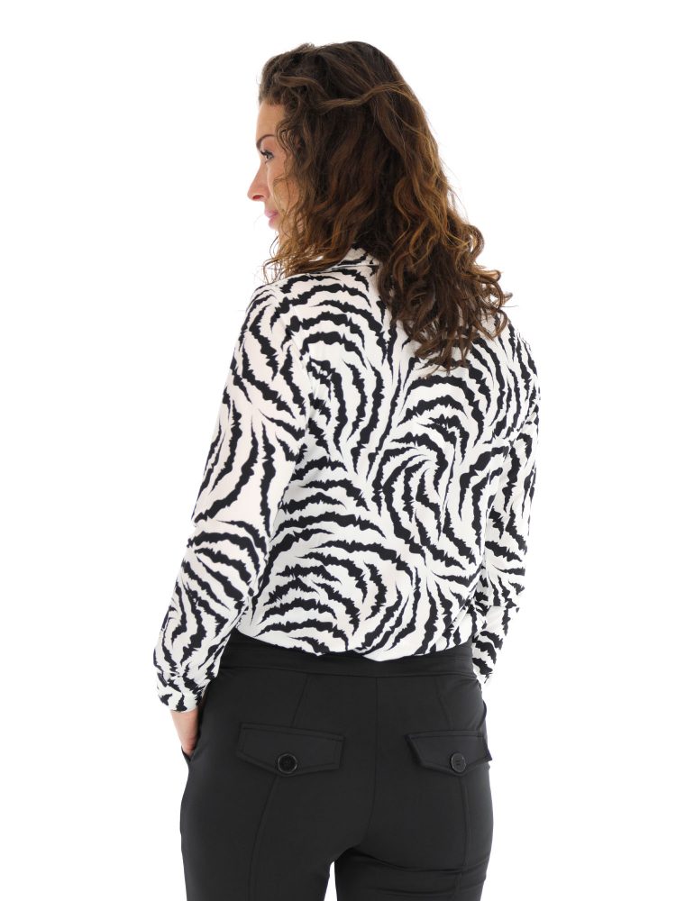 blouse-van-travelstof-met-zwart-witte-zebra-print-van-angelle-milan