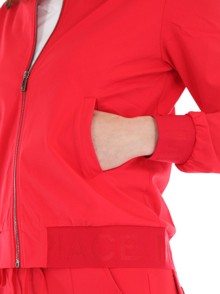bomber-jacket-van-travelstof-in-zomer-rood-van-mi-piace
