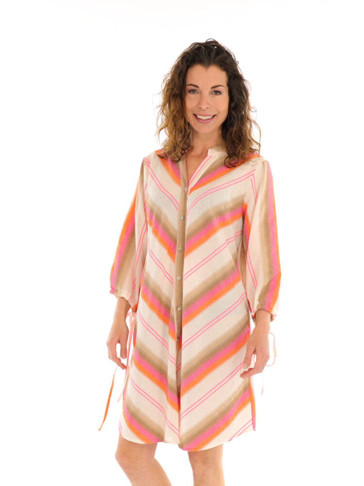 doorgeknoopte-linnen-tuniek-in-beige-met-roze-oranje-strepen-van-savinni