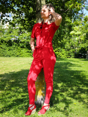 jumpsuit-regular-van-mi-piace-travelstof-in-zomer-rood-gekleurd