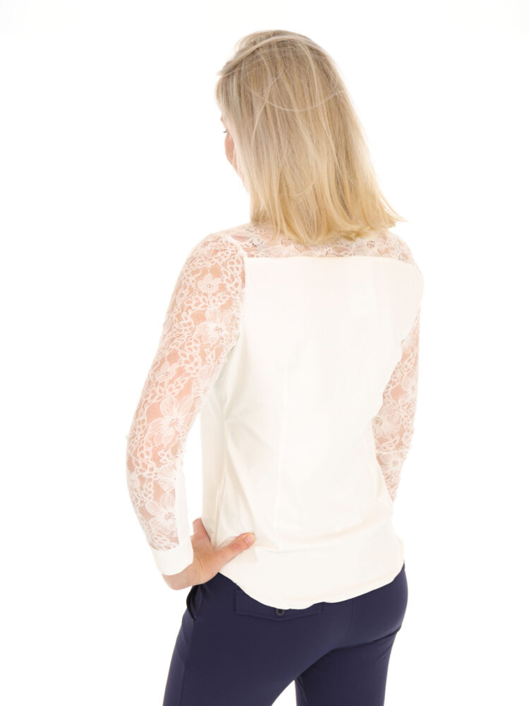 kanten-travel-blouse-elliana-van-daelin-in-een-off-white-kleur