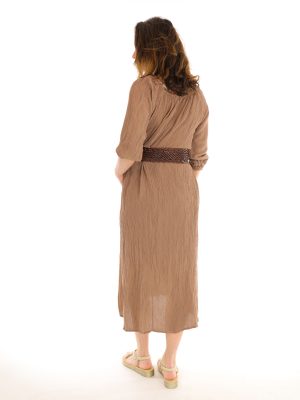 lange-jurk-met-zakken-en-driekwart-mouwtje-in-licht-bruin-gekleurd