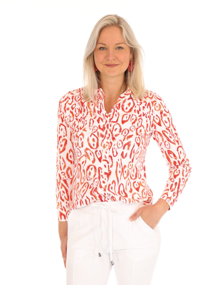 leopard-travel-blouse-Femke-in-wit-met-rood-van-daelin
