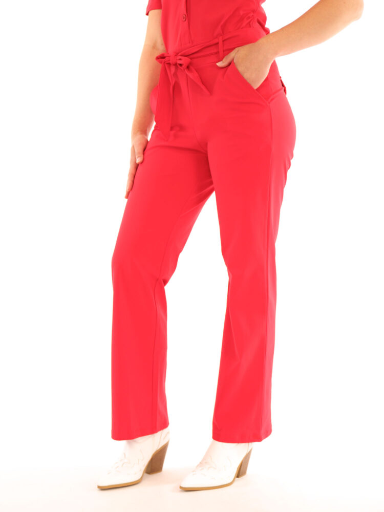 mi-piace-straight-travel-jumpsuit-in-een-zomer-rode-kleur-met-tailleband
